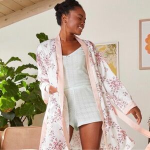 Morgan Lane Pink and White Floral Satin Women's Robe- Size S/M